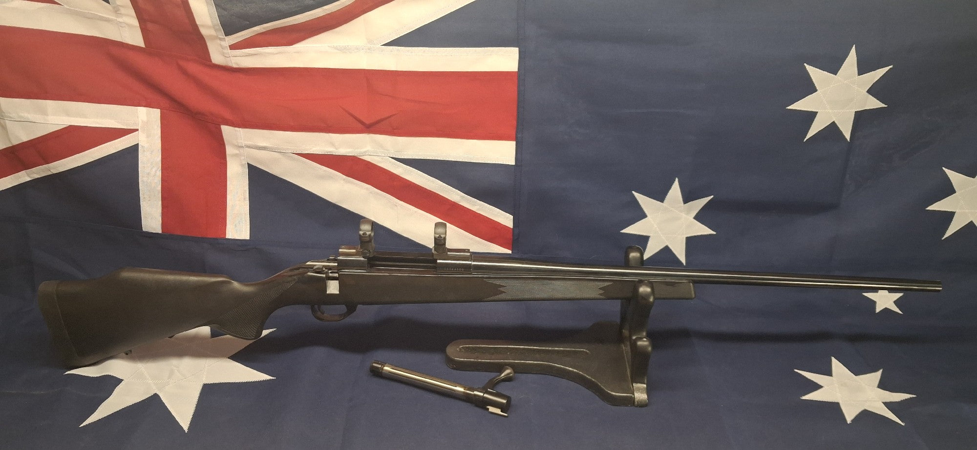 REMINGTON 700 243WIN 26" BLUED SYNTHETIC WITH WEAVER BASES