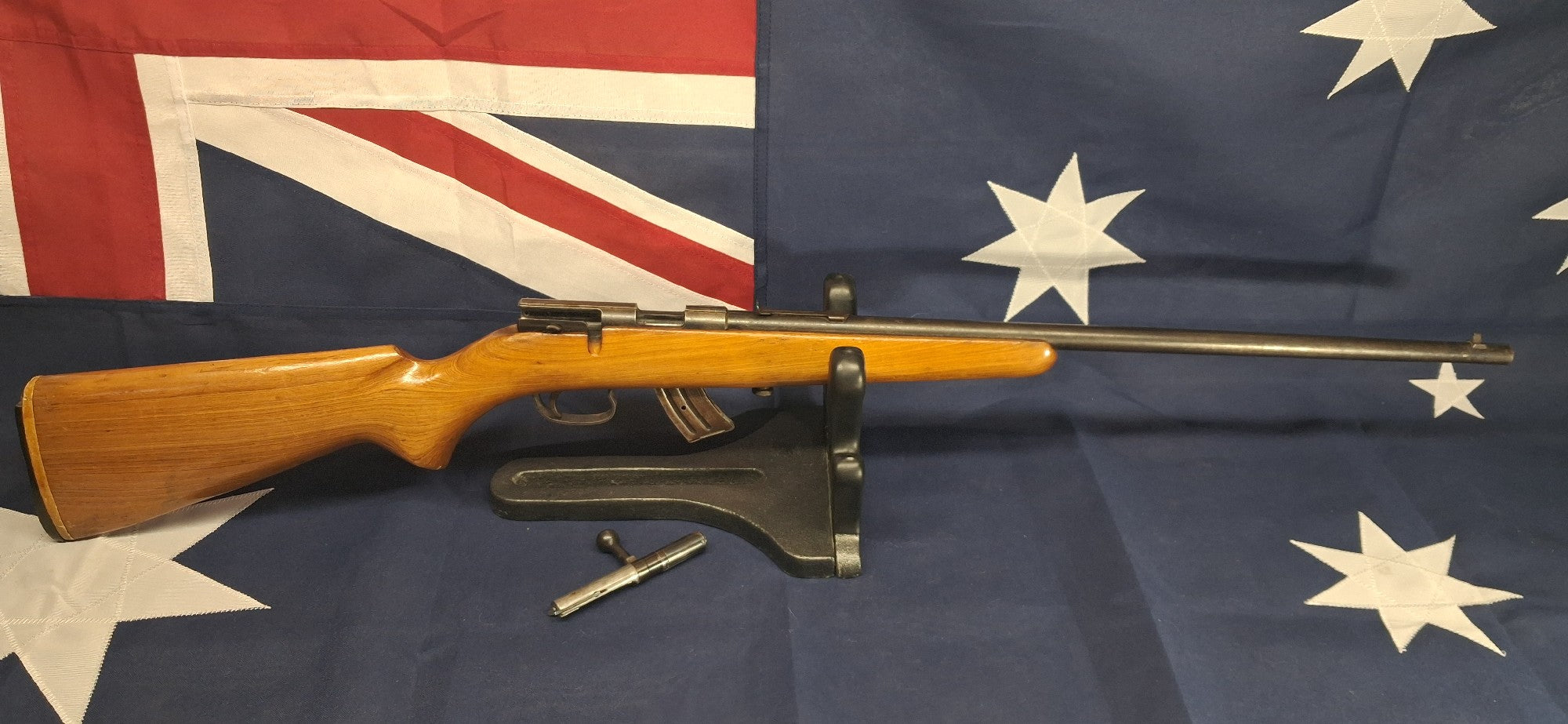 LITHGOW SLAZENGER 22LR 10RD MAG WITH IRON SIGHTS & CRACKED BUTT STOCK
